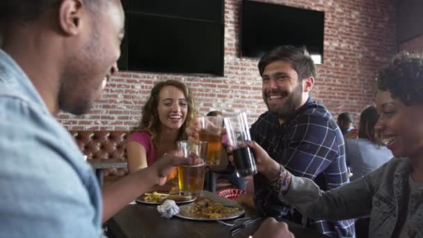 Друзі їдять у спортивному барі — стокове відео