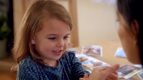 Moeder en dochter spelen spel met handen — Stockvideo