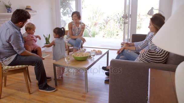 Famílias se reunindo em Hom — Vídeo de Stock