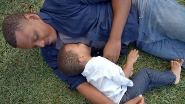 Папа щекочет сына — стоковое видео