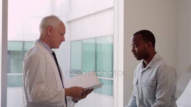 Doutor se encontra com paciente — Vídeo de Stock