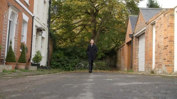 Sokakta yürüyen adam — Stok video