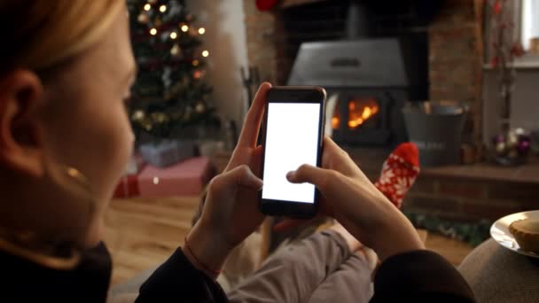 Vrouw op lijn met mobiele telefoon — Stockvideo