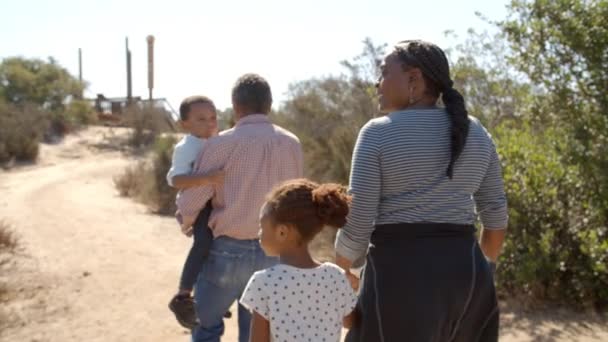 Abuelos y nietos caminan por el camino — Vídeo de stock