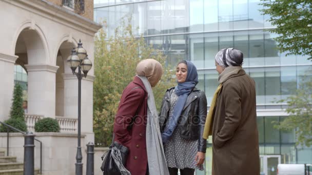 Moslim zakenvrouwen buiten kantoor — Stockvideo