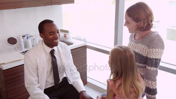 Pediatra incontra con la famiglia — Video Stock