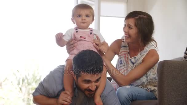 Ouders spelen met zoontje — Stockvideo