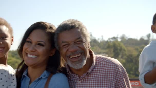 Família feliz multi geração ao ar livre — Vídeo de Stock