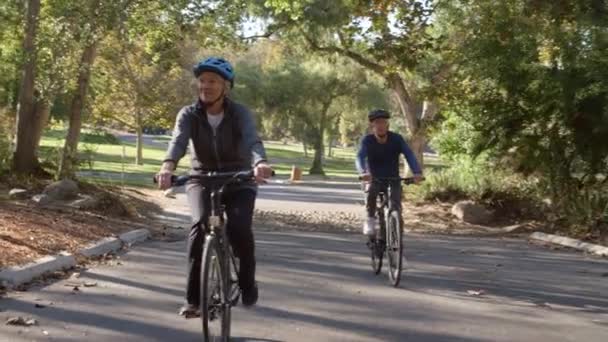 Ciclismo de pareja mayor — Vídeo de stock