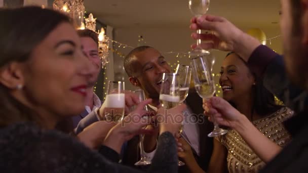Друзі святкують на вечірці — стокове відео