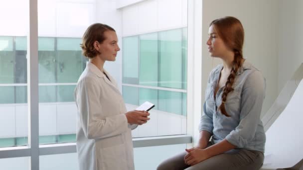Médico se reúne con el paciente — Vídeo de stock