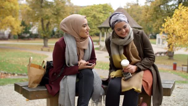 Öğle tatilinde Müslüman kadınlar — Stok video