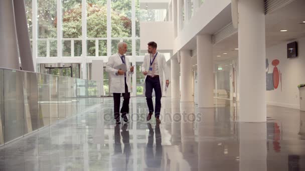 Médicos caminham pelo hospital — Vídeo de Stock