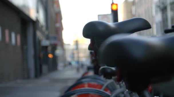 Sillas de bicicleta en el entorno urbano — Vídeos de Stock