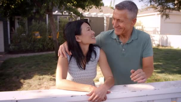 Ehepaar blickt über Gartenzaun — Stockvideo