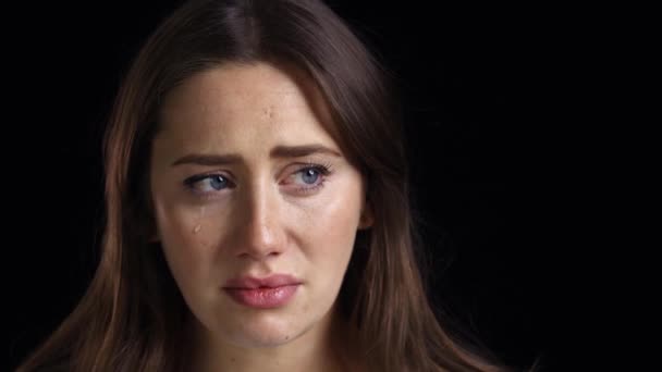 Boldogtalan fiatal asszony — Stock videók
