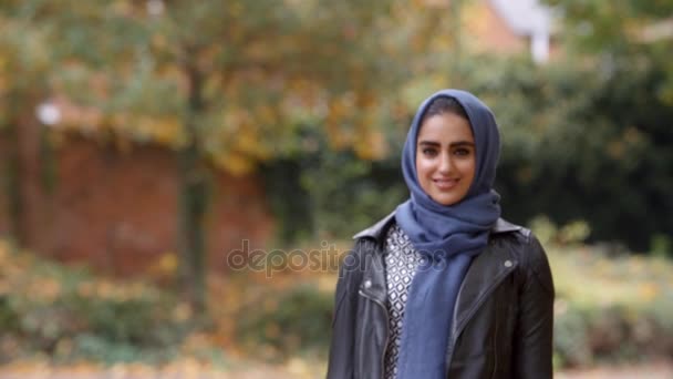 Muslimische Frau im Stadtpark — Stockvideo