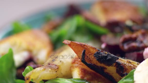 Pişmiş Keçi peynir ve armut salatası — Stok video