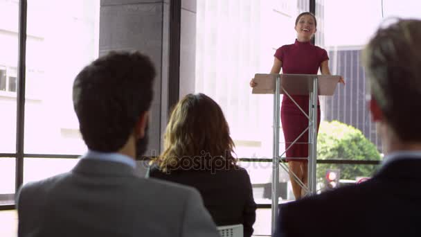 Mujer presentando seminario de negocios — Vídeo de stock