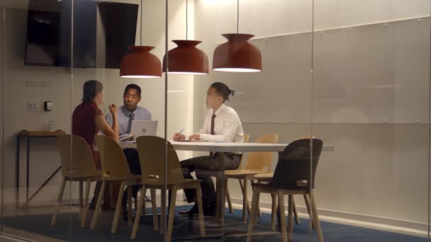 Kollégák, értekezlet-munkakörnyezet — Stock videók