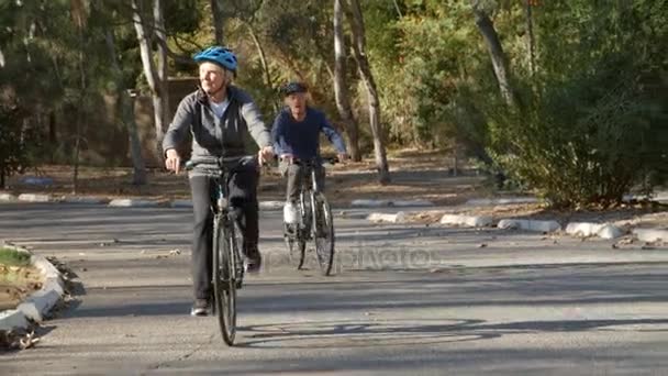 Ανώτερος ζευγάρι ποδηλασία — Αρχείο Βίντεο