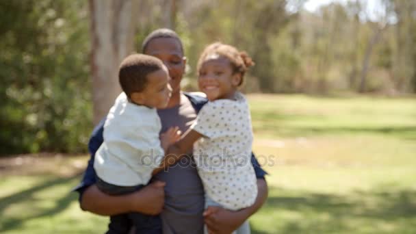 Hombre llevando niños — Vídeos de Stock