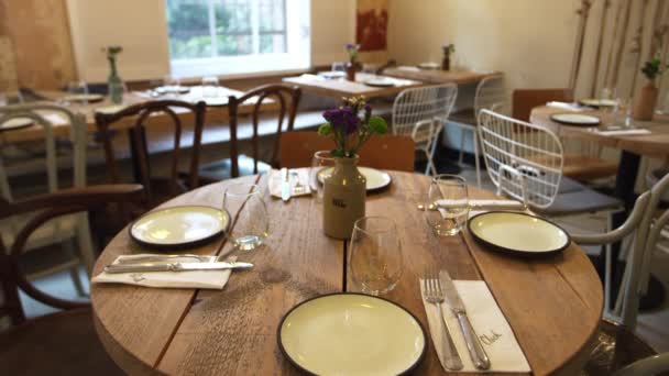 Lege restaurant met set tafels en stoelen — Stockvideo