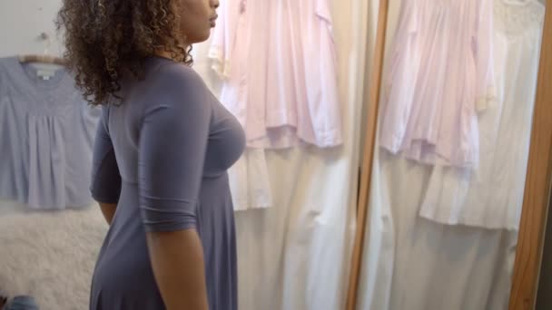 Mujer probándose un vestido — Vídeos de Stock