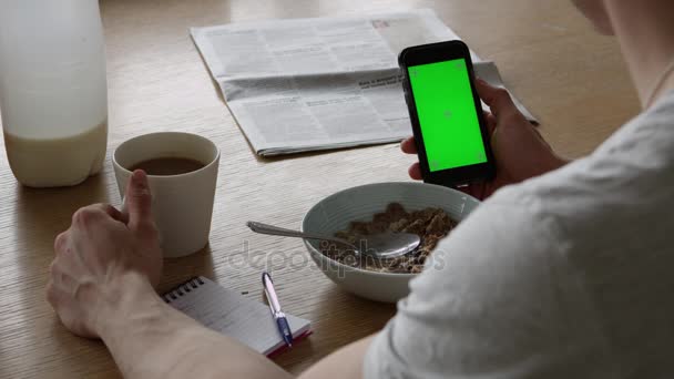 Hombre usando smartphone — Vídeos de Stock