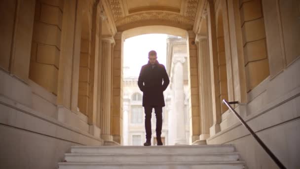 Людина прогулянки по історичному Оксфорд — стокове відео