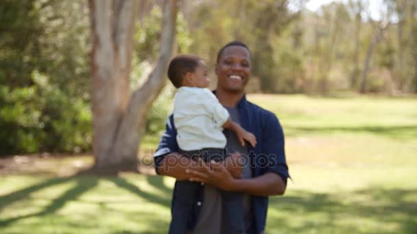 Pai carregando filho ao ar livre — Vídeo de Stock