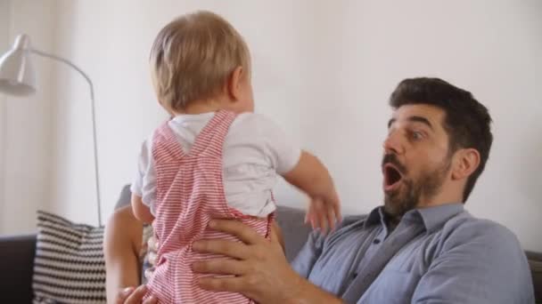 Pais brincando com o bebê filho — Vídeo de Stock