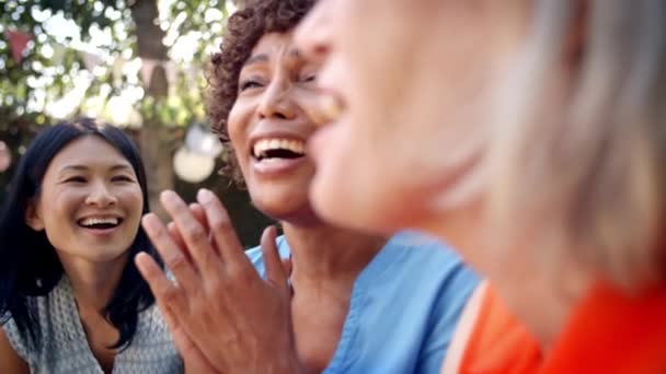 Amigos socializando en el patio trasero — Vídeos de Stock