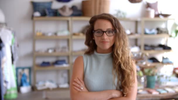 Female assistant in boutique — Stock Video