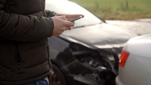 Man na auto-ongeluk-tekstberichten versturen — Stockvideo