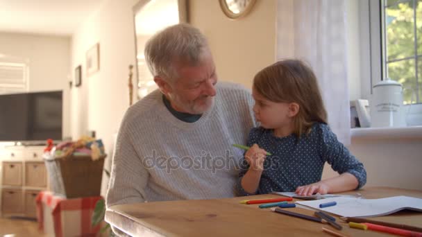 Abuelo y nieta para colorear imagen — Vídeo de stock