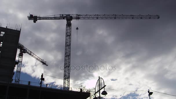 Silueta de grúas torre — Vídeos de Stock