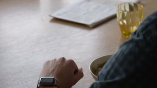 Homem usando smartwatch — Vídeo de Stock