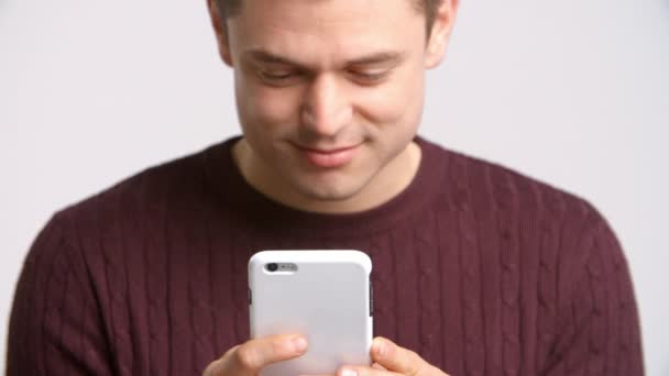 Homem enviando mensagem de texto — Vídeo de Stock