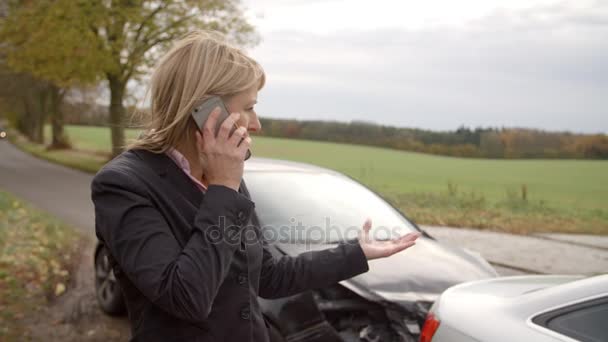 Mujer llamando para informar de un accidente de coche — Vídeos de Stock