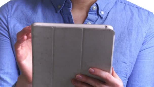 Vrouw die digitale tablet gebruikt — Stockvideo