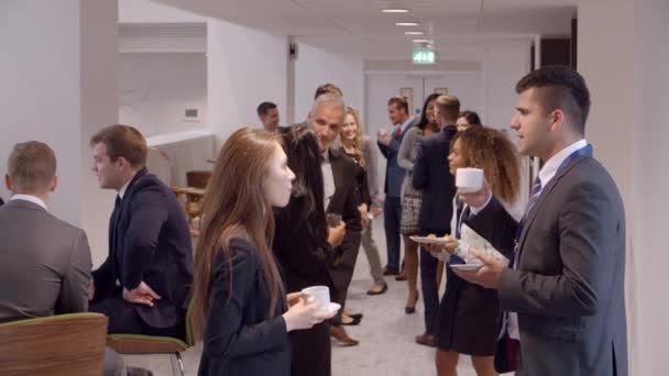 Delegados Networking durante coffee break — Vídeo de Stock
