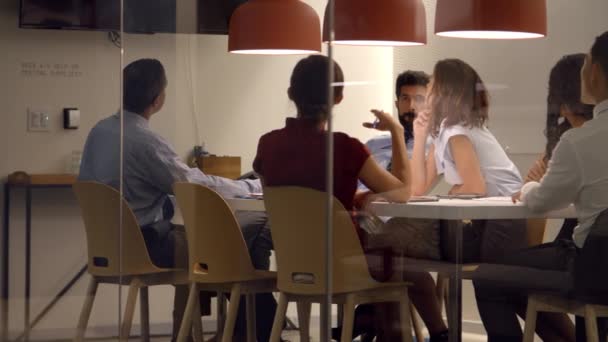 Equipo corporativo en una sala de reuniones — Vídeo de stock