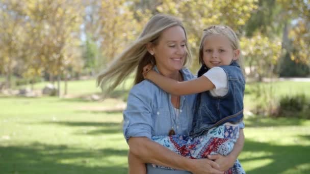 Madre llevando hija — Vídeos de Stock