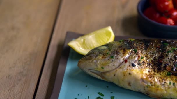 Pescado entero a la parrilla — Vídeos de Stock