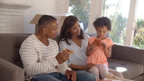 Familia tomar un descanso con la pizza — Vídeo de stock