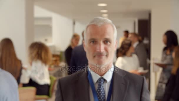 Delegado masculino durante a pausa — Vídeo de Stock