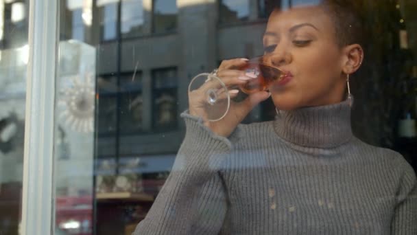 Mujer usando teléfono móvil — Vídeo de stock