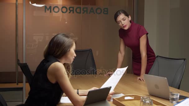 Donne d'affari che lavorano fino a tardi in un ufficio — Video Stock