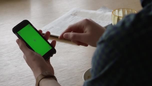 Homem usando smartphone — Vídeo de Stock